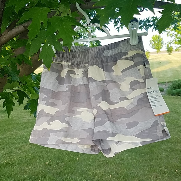 Old Navy Active camouflage quick dry shorts size Medium - Picture 2 of 8